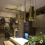 Pendente Stone Long preto em alumínio e cimento com LED PAR16 7W dimerizável, acabamento em pintura eletrostática, ideal para decoração moderna e iluminação direcionada.