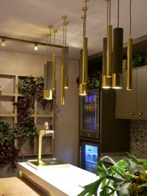 Pendente Stone Long preto em alumínio e cimento com LED PAR16 7W dimerizável, acabamento em pintura eletrostática, ideal para decoração moderna e iluminação direcionada.