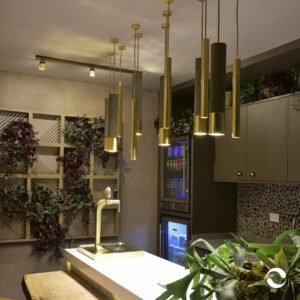 Pendente Stone Long preto em alumínio e cimento com LED PAR16 7W dimerizável, acabamento em pintura eletrostática, ideal para decoração moderna e iluminação direcionada.