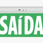 Placa de emergência saída LED vista frontal em policarbonato resistente