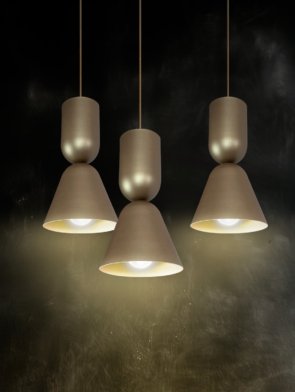 Pendente Dueto instalado sobre bancada moderna com iluminação decorativa.