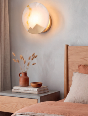 Arandela Moon instalada em parede destacando iluminação decorativa sofisticada