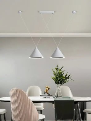 Luminária pendente minimalista dourada para mesa de jantar com luz quente 3000K.