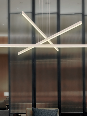 Pendente Flat Line LED instalado em sala de jantar moderna.